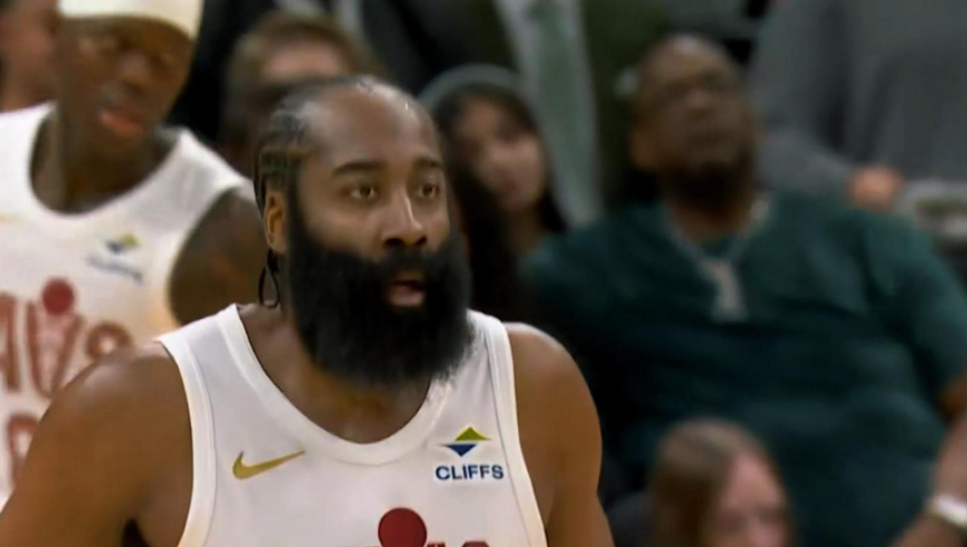 登神降临！哈登三分被垫脚后80秒连轰11分 骑士拉开分差碾压雄鹿