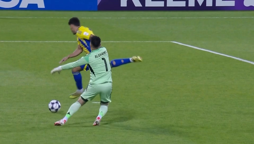 卧龙凤雏！亚冠国门大脚逆天踢空+把对手裤子都扯破红点，对手又失点