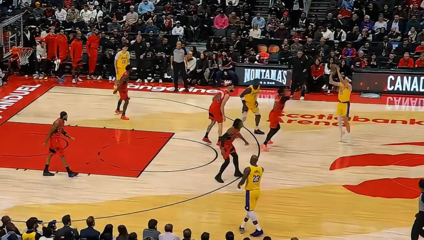 强到离谱！里夫斯各种神仙球一分钟8分对轰猛龙全队 解说直呼无敌