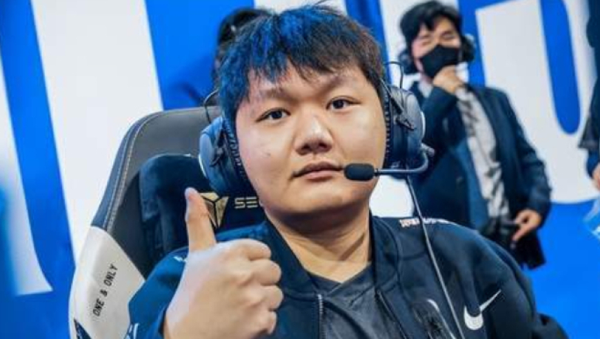 管泽元晒出牙膏新照片，退役后笑容明显变多，头发都长出来了