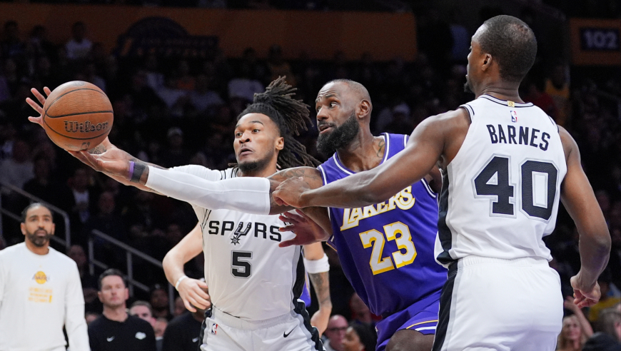 湖人马刺决胜时刻：老詹率队11-0极速追分 马刺连进三分收比赛