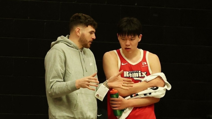 杨瀚森18+10+4背后暖心一幕！克林根认真指导 球迷期待激发潜力