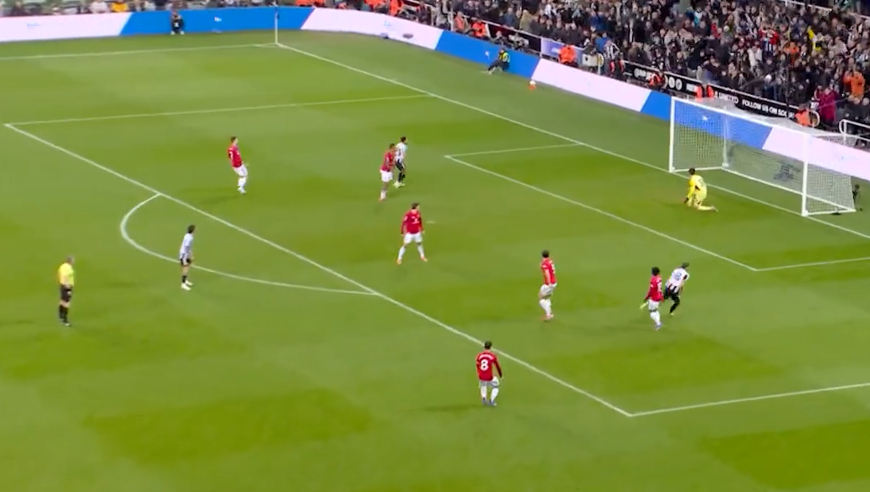 2分钟看曼联如何遭十人纽卡1-2绝杀：拉姆齐染红卡塞米罗破门难救主，卡里克迎执教首败