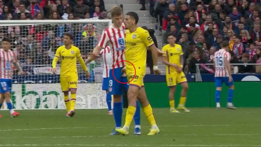 逆天！阿布卡尔侵犯瑟洛特下体被VAR逮到吃直红 后者凶狠反击染黄