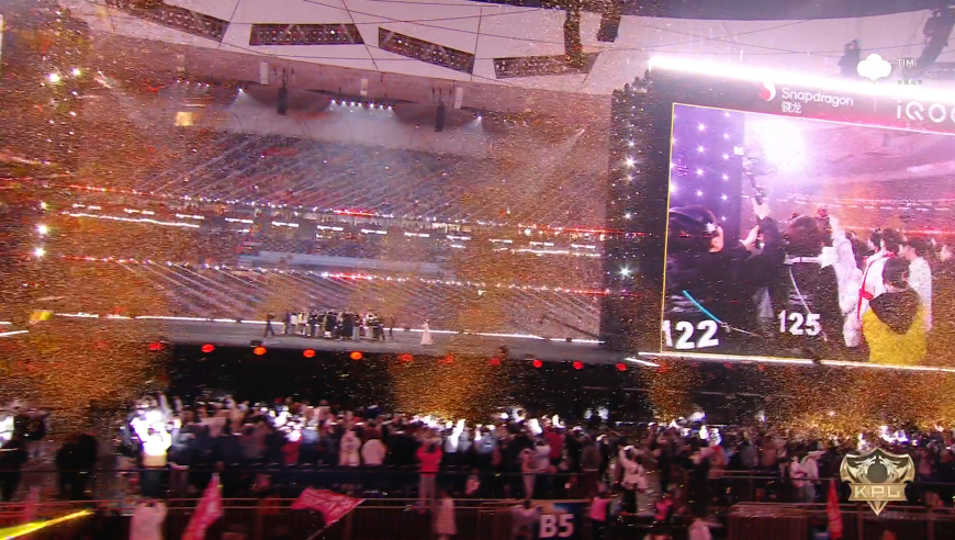 捧杯时刻！再次恭喜成都AG超玩会年总夺冠