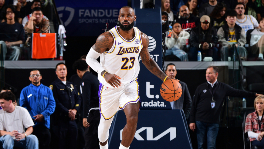 数据帝：36+4+3+2！詹皇变历史第一人 火箭1米88新星复制哈登