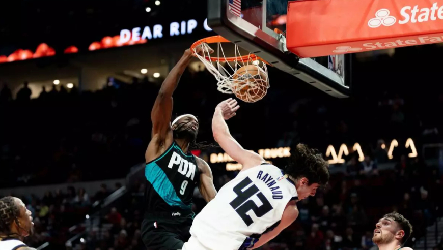 19日十佳球：詹姆斯快攻个人劈扣 格兰特与米勒纷纷上演死亡隔扣