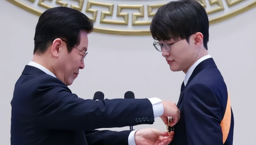 姿态等多位主播翻车，沦为小丑！韩国总统给Faker颁发青龙勋章