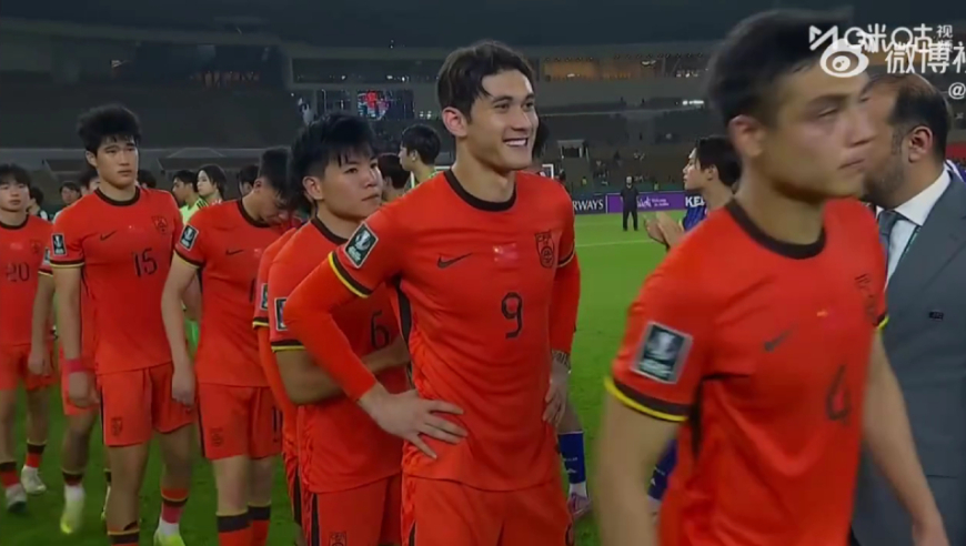 冠军的尊重！日本队颁奖列队鼓掌欢迎中国队，拜合拉木昂首挺胸面露笑容