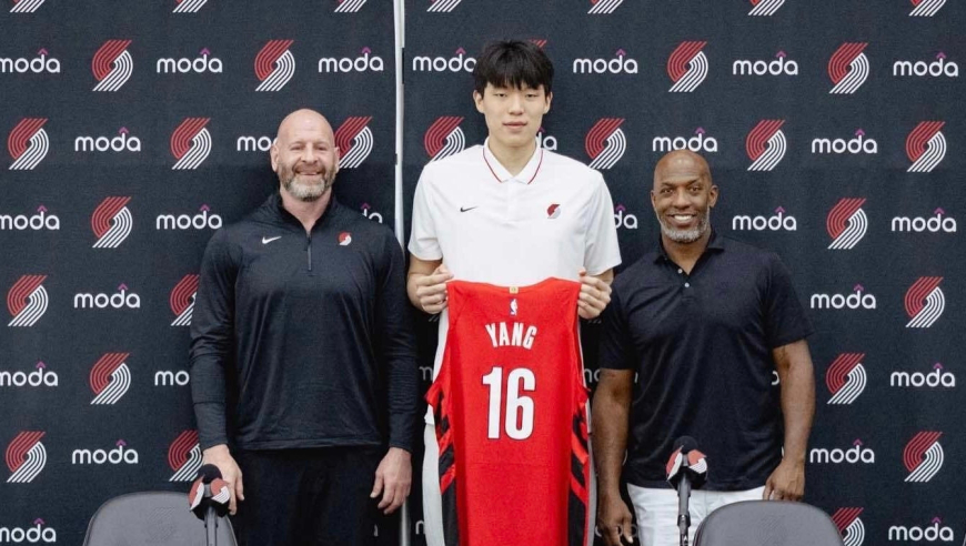 杨瀚森首次亮相开拓者！开玩笑要把翻译踢走，尝试用英文回答问题