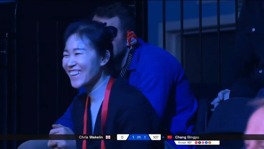 破百后不慎自做斯诺克！常冰玉幽默互动，妈妈露出灿烂笑容