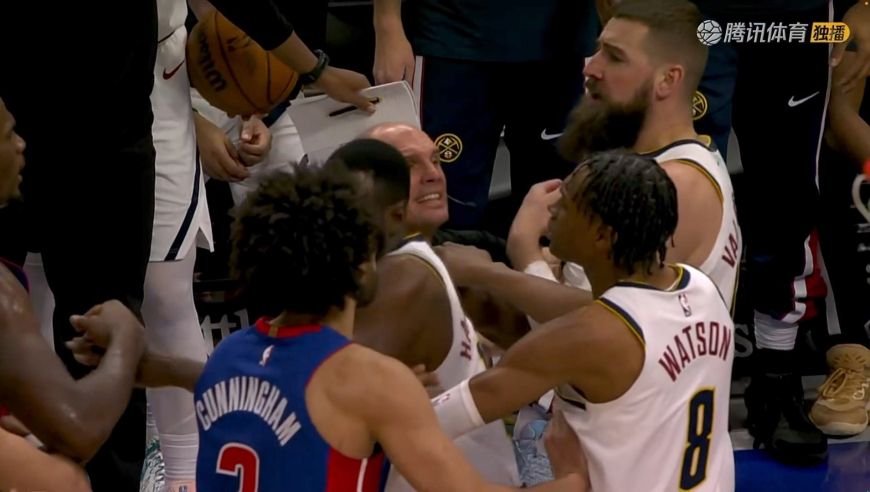 火爆冲突！瓦兰锁喉斯图尔特引发两队大乱斗 前者吃恶意杜伦出头吃T