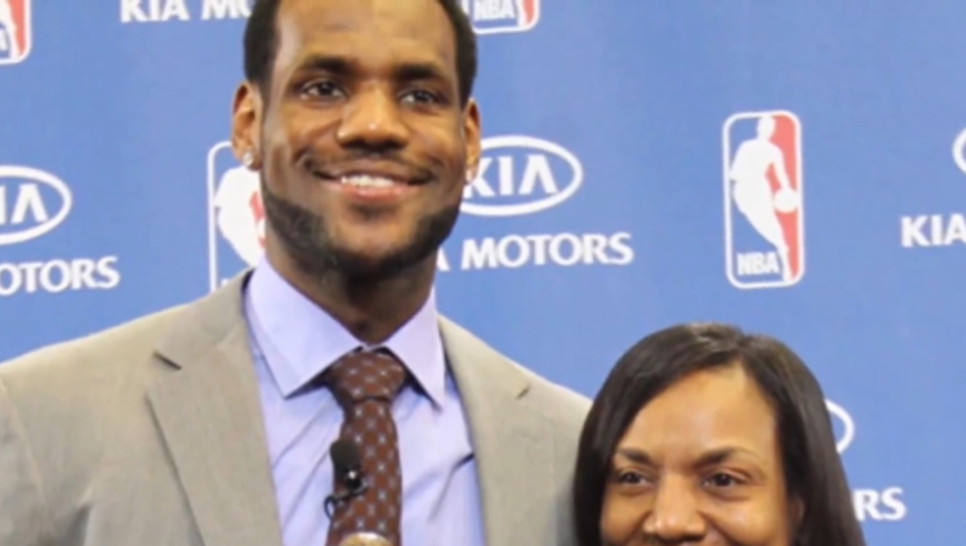 詹姆斯生父找到了？他还曾调戏&ldquo;科比爱妻&rdquo;瓦妮莎！被狂喷！｜体坛记忆