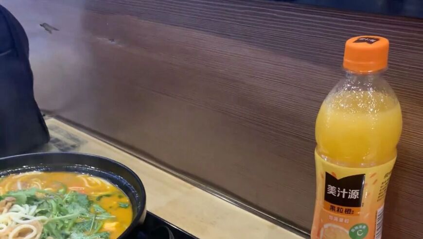 网友吃米线偶遇Bin哥，一个人点了一碗面还有好几个小菜