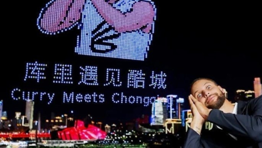 丢人！库里美女球迷光着脚冲场想拥抱偶像，被保安老鹰抓小鸡拎出去