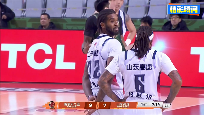 冲突了！小冲突！克里斯推搡对手被吹技犯 后者笑纳1分