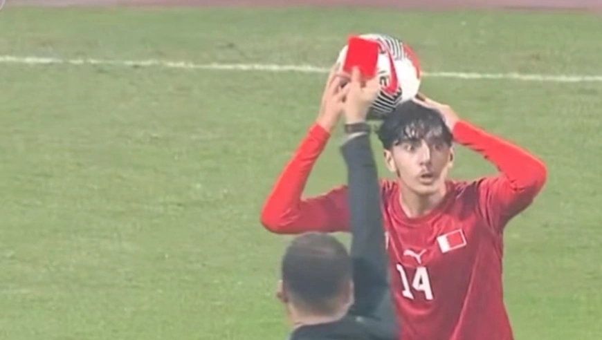 U16国足多打一人，邝兆镭抢断后被放倒，造对手直红