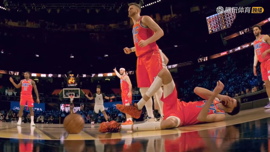 不给恶意？哈珀突破一肘打到切特面部 裁判仅吹罚普通犯规