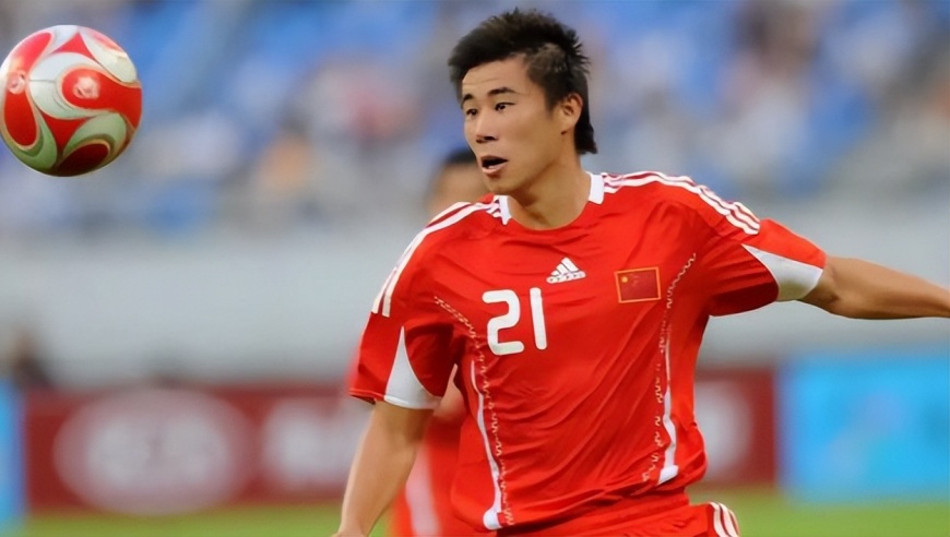 前国脚董方卓怒怼网友：全亚洲有几个去曼联踢球的？ 引发外界热议