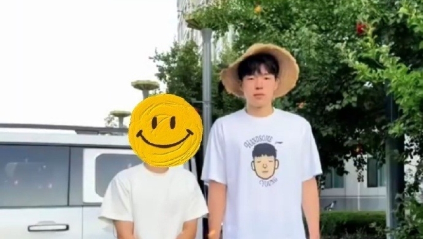 人生赢家！杨瀚森携娇小女友新疆度假，戴着女友草帽合影球迷显头大