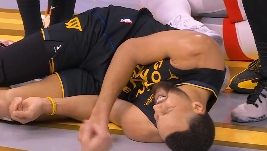 悲催！库里被阿门汤普森撞飞痛苦倒地 火箭挑战还改判库里犯规