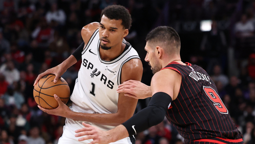 马刺公牛生死时刻：文班连中关键三分助马刺轰出10-0攻击波逆转公牛