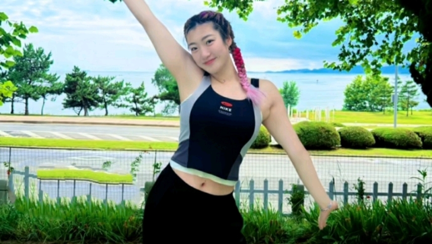 女篮李梦为丈夫张隆过生日，年龄曝光才36岁，球迷直言还能接受