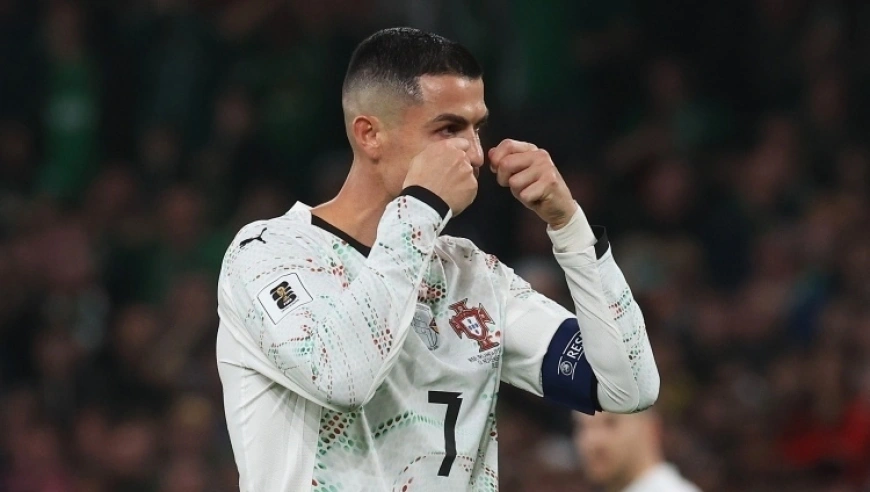 肘击后“擦泪”！C罗中圈套，对手主帅施压，葡媒：40岁管不住自己