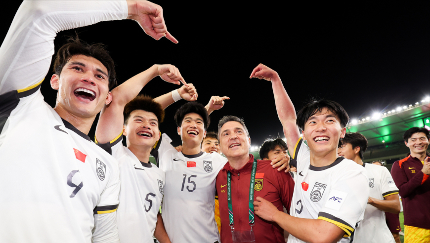 安东尼奥和U23国足打成一片，让徐彬免费给其理发站桌上跳舞