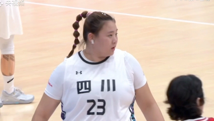 女篮奥尼尔+约基奇！“大宝贝”刘禹彤12分集锦 迎面站帽送四分卫长传