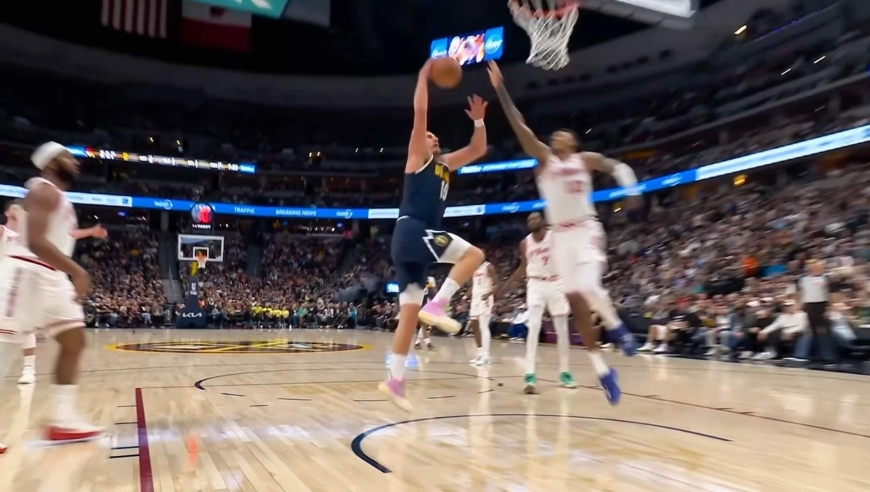 12月16日NBA十佳球，小史密斯无惧隔扣侧面封盖约基奇，阿门汤普森原地起飞尽显天赋