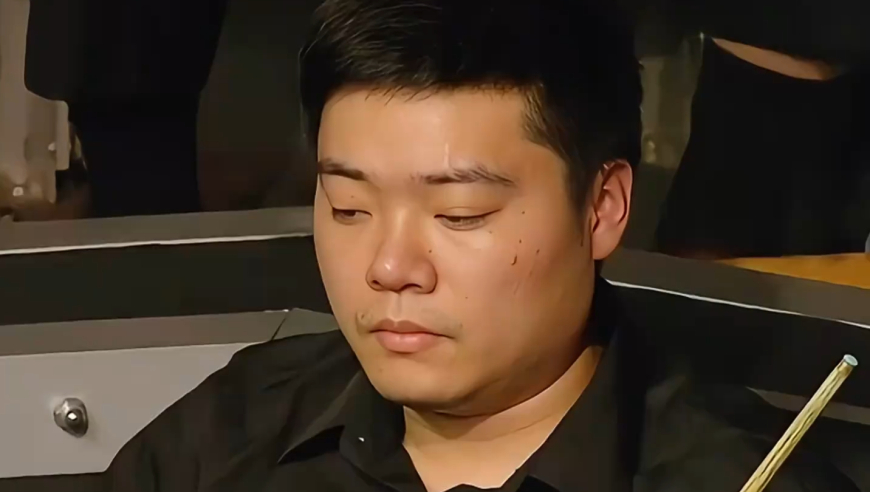 体坛记忆｜ 被超五分台面仅剩两颗球，丁俊晖心如死灰，罗伯逊却惊现离谱操作