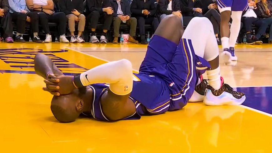 打得太狠了！詹姆斯上篮被马刺尚帕尼打头犯规 裁判回看后未升级