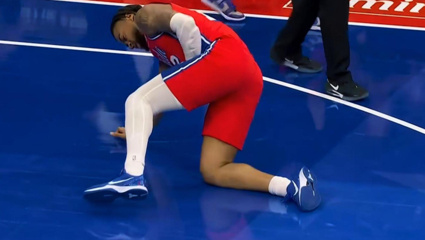 这队有毒？76人沃特福德无对抗受伤 无法正常行走被搀扶离场