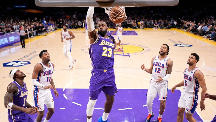 东契奇伤退，湖人17战15胜创联盟第一！里夫斯35分老詹10助破纪录