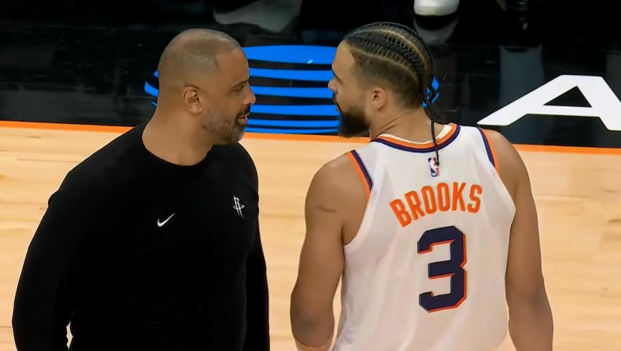 狄龙防守中撞翻亚当斯 回放暂停期间再撞乌度卡 两人一番焦虑逗笑对方