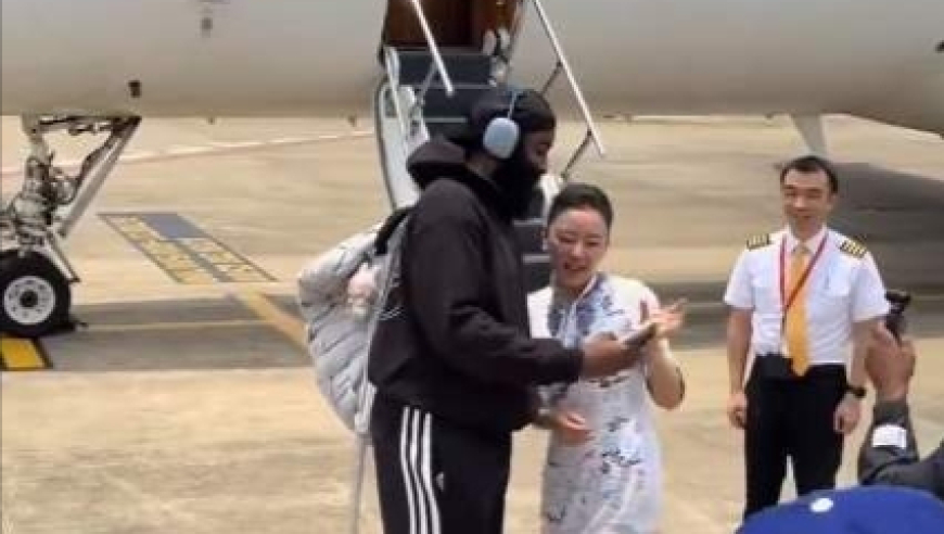 豪横！哈登乘私人飞机抵达中国，海关恭迎办理入境，漂亮空姐求合影