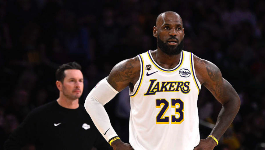 詹姆斯里程碑惨败绿军，湖人名宿场边无地自容，科比撑起紫金荣光