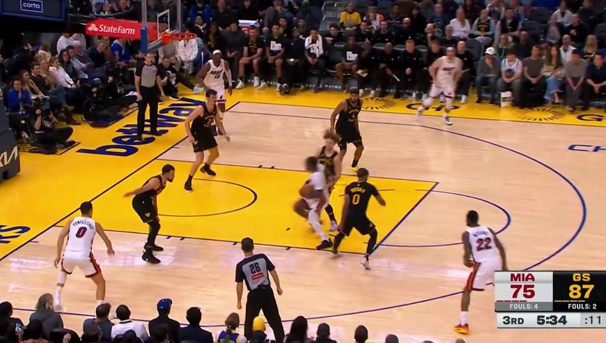 为吉米而战！巴特勒受伤离场 勇士两分钟狂轰12-0攻击波碾压热火