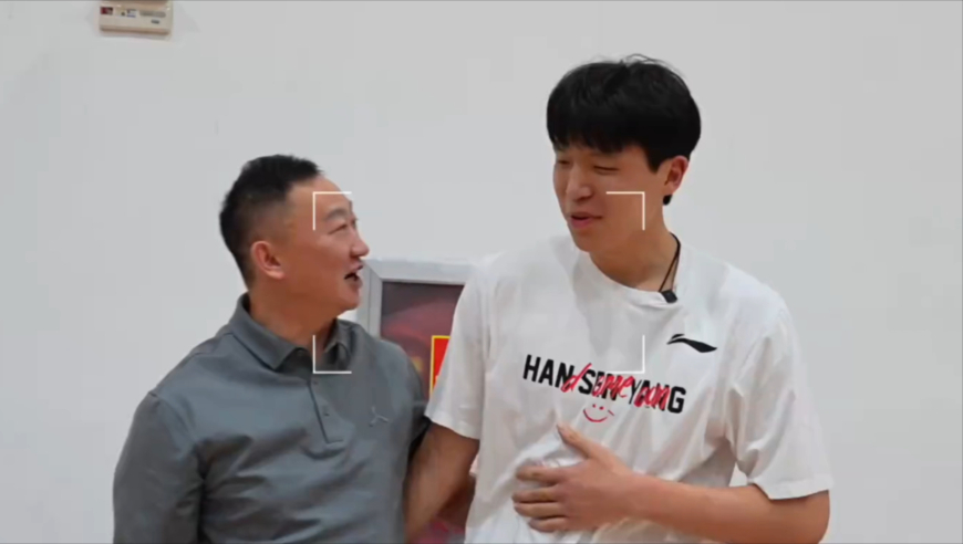 杨瀚森回青岛探班！刘维伟接待，师徒开玩笑，小杨给队友疯狂签名