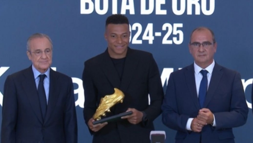 34场31球！26岁姆巴佩领取生涯首个欧洲金靴：佛爷陪伴 全队合影