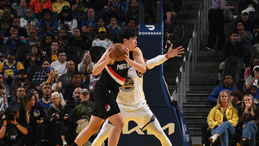 杨瀚森NBA首秀4分4板引热议！苏群：NBA就是这样残酷 如狼似虎环境 