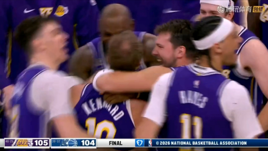 太炸裂！还原湖人神射0.6秒三分绝杀 詹姆斯东契奇熊抱他疯狂庆祝