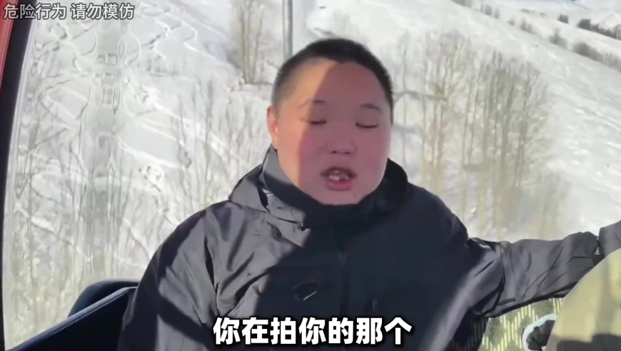 PDD携小狐现身滑雪，小狐上演雪地飞狐捞的淌口水！
