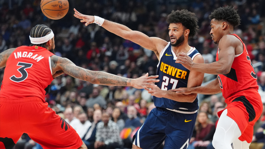 太戏剧了吧！掘金猛龙决胜时刻：布朗关键两罚不中 莺歌三分绝杀超时！