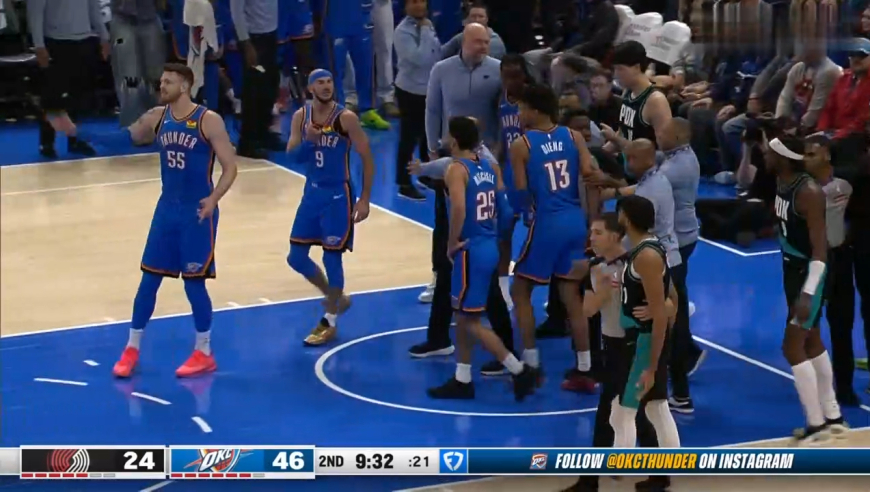 太火爆！慢镜还原开拓者雷霆激烈冲突，杨瀚森疯狂拉架