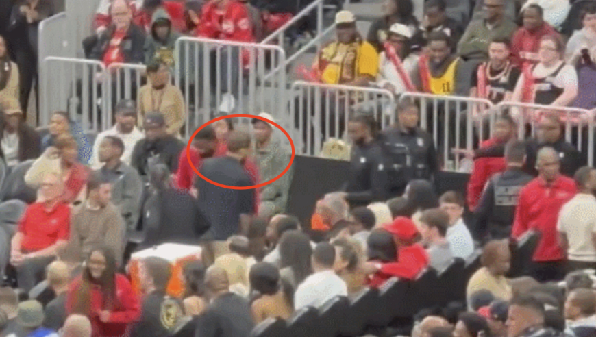 NBA残忍一幕：27岁巨星比赛中被交易 得知消息后离开 几分钟后返回