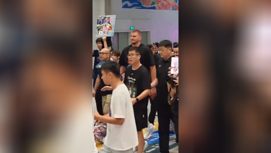 首次中国行！约基奇正式飞抵广州：挥手致意并与大批接机球迷同行