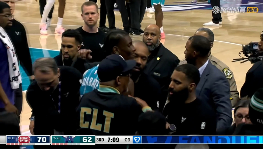 真憋屈啊！迪亚巴特两次冲拳都没打到杜伦 最后直接被保安架出球场