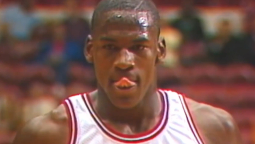 被质疑的天才乔丹，还没进NBA就被看不起？ 他是NBA历史上最伟大的球员之一